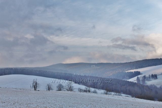 Bartošovice v O.h. - pohled z úbočí Polomu k Anenskému vrchu