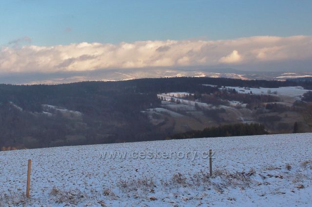Bartošovice v O- pohled z vrcholu Polomu přes Bystřické hory k pásmu Králického Sněžníku
