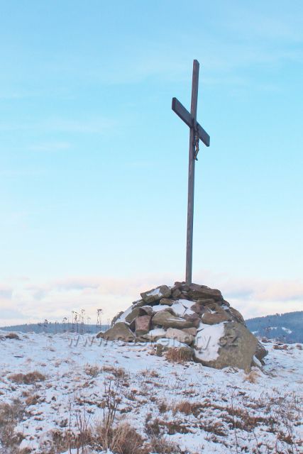 Bartošovice v O.h. - kamenná mohyla s křížem na vrcholu Polomu