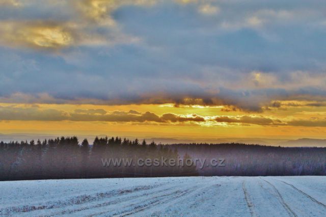 Bartošovice v O.h. -západ slunce nad Údolíčkem