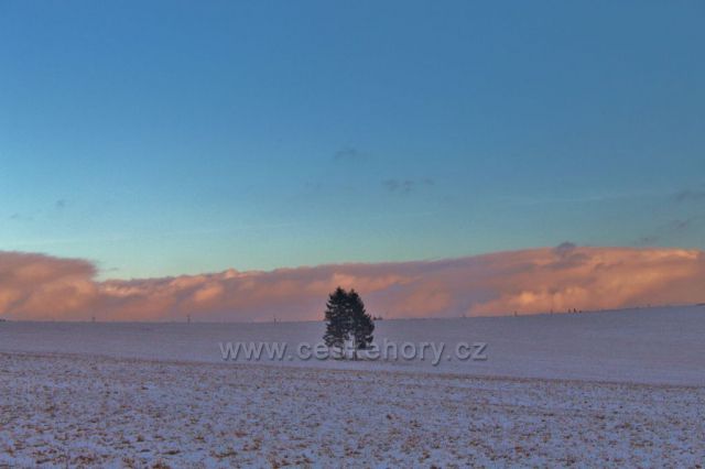 Bartošovice v Oh.- hradba podvečerních mraků nad Polomem