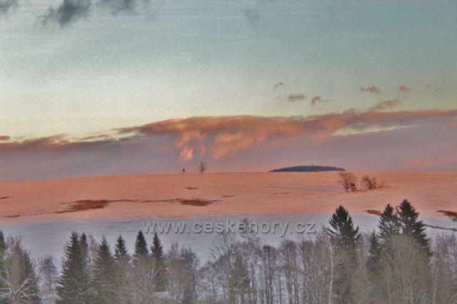 Panské Pole - podvečerní slunce nad protilehlým Polomem. V pozadí vykukuje polský vrch Czerniec s rozhlednou