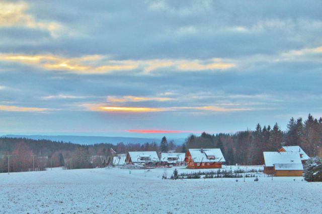 Panské Pole - podvečerní pohled k novým srubům