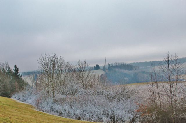 Písečná - pohled z hřebene Hůry k telekomunikační věži "U Vleku"nad Písečnou