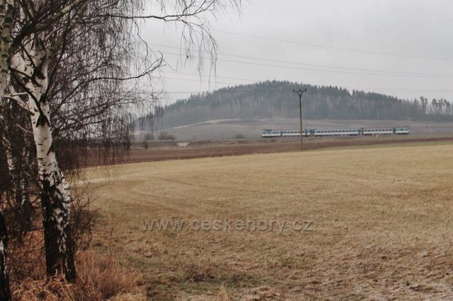 Lukavice - vlak na úpatí vrchu Karlovice