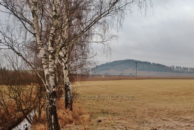 Lukavice - pohled k železniční trati na úpatí Karlovic