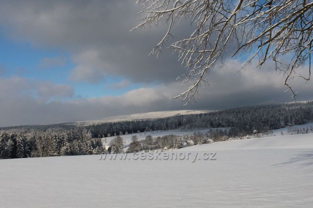 Kunvald - pohled ze Zmrzlíku k osadě Zaječiny se Zadním vrchem v pozadí