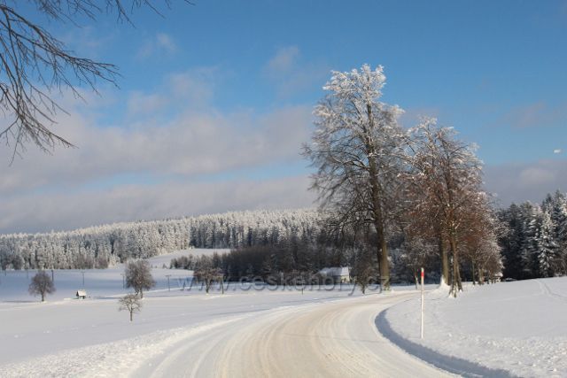 Kunvald - pohled ze Zmrzlíku na Žamberské lesy. V popředí je zaječinská myslivna