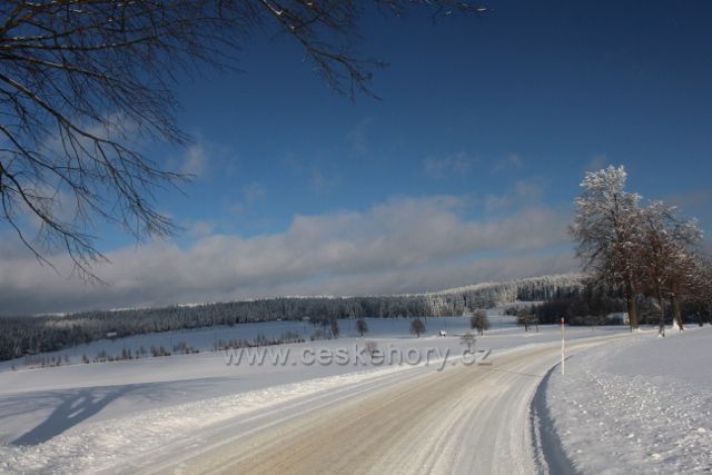 Kunvald - pohled ze Zmrzlíku k Přednímu kopci (678 m.n.m.)