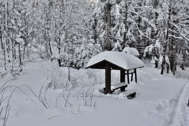Panské Pole - turistický přístřešek u cesty k Hadinci