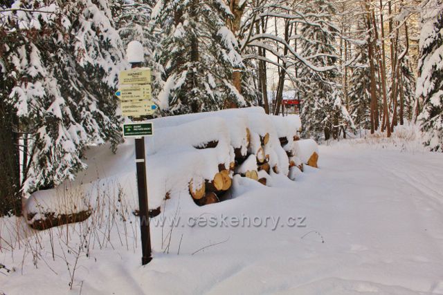 Bartošovice v O.h. - turistický rozcestník "Hadinec 743 m.n.m. Bývalá horská osada nyní slouží k rekreaci "