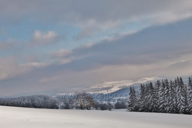 Bartošovice v O.h. - pohled z Vysokého Kořenu k Polomu