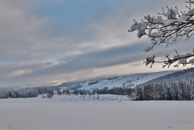 Bartošovice v O.h. - pohled z Vysokiého Kořenu na hřeben Polomu