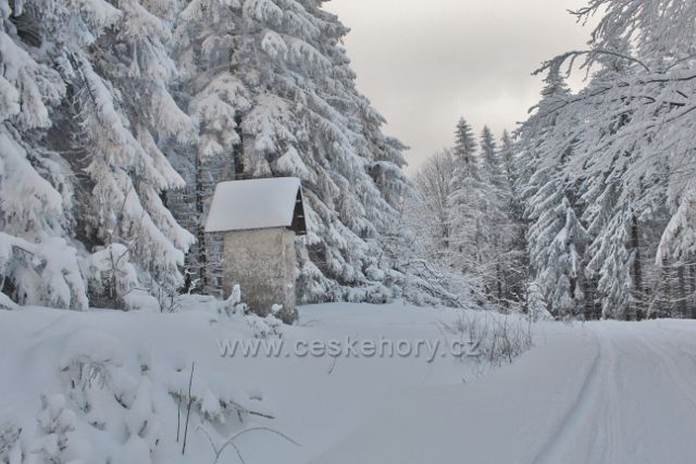 Bartošovice v O.h.  - kaplička sv.Huberta na Vysokém Kořenu stojí u cesty do Neratova