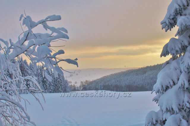 Bartošovice v O.h. -pohled z rozhledového místa Vysokého Kořenu k Polomu
