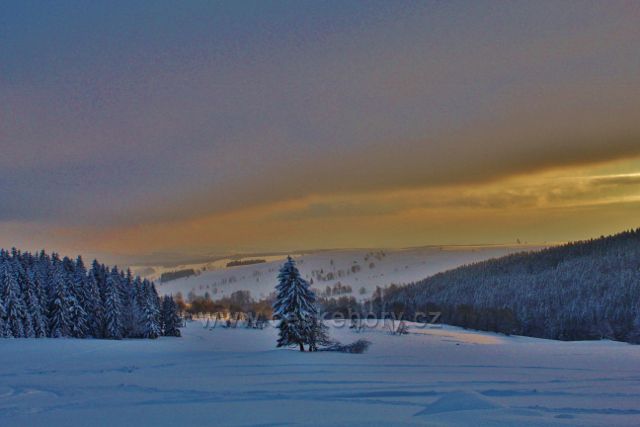 Bartošovice v O.h. -podvečerní pohled z Vysokého Kořenu
