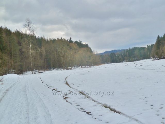 Hnátnice . první část nové cyklostezky ze Šušku na Valdštejn  vede po pravém břehu Potočnice