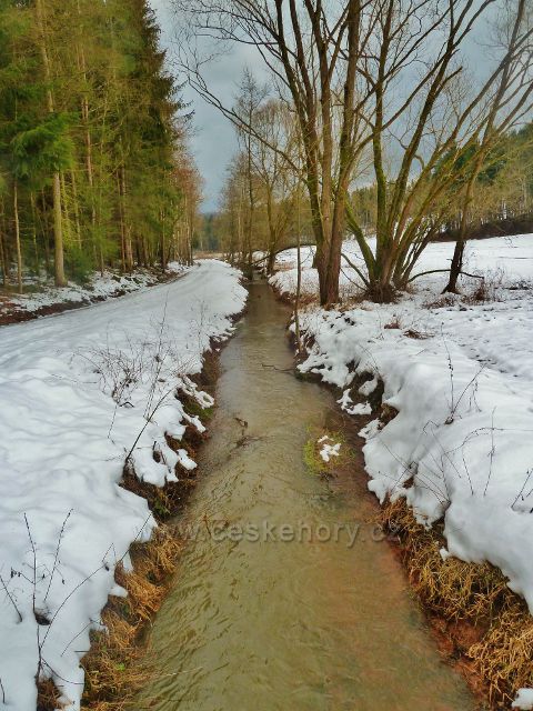Hnátnice - zregulované koryto Potočnice za novým mostkem  cyklostezky ze Šušku na Valdštejn