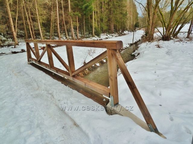 Hnátnice - za novým mostkem přes Potočnici vede nová cyklostezka po pravém břehu tohoto potoku