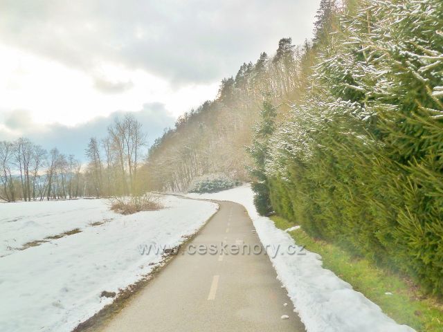 Červená - cyklostezka k Valdštejnu