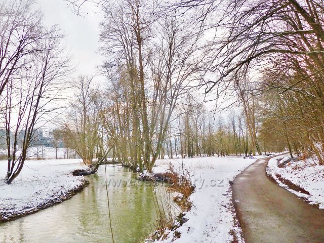 Červená - cyklostezka k Valdštejnu sleduje tok Tiché Orlice