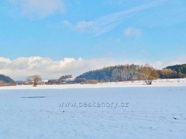 Červená - pohled přes zasněžené Rotnecké louky ke Kunčicím