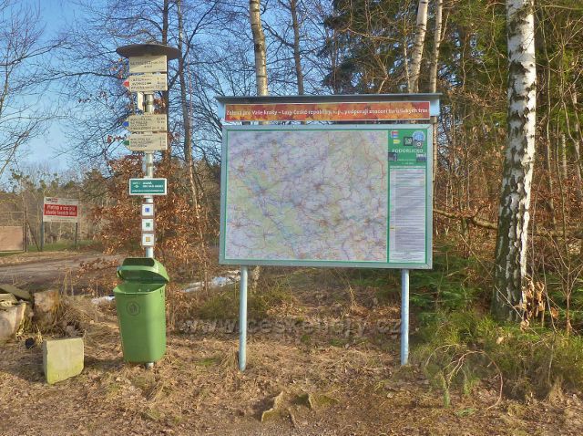 Vamberk - turistický rozcestník "Na Vyhlídce (tur.ch.) 470 m.n.m." a turistická mapa Podorlicka