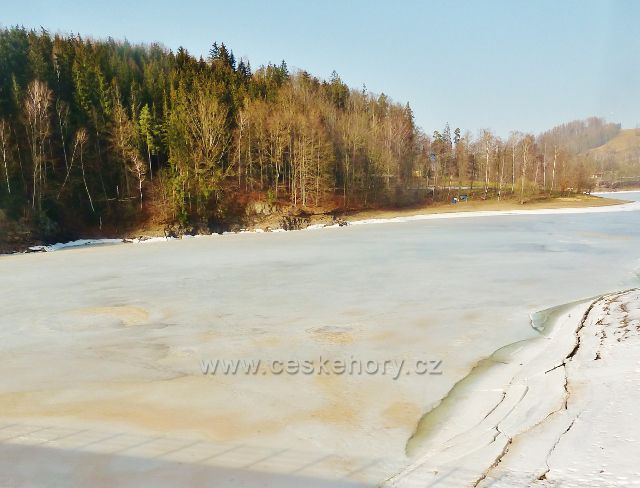 Pastvinská přehrada - pohled od hráze k pravému břehu přehrady