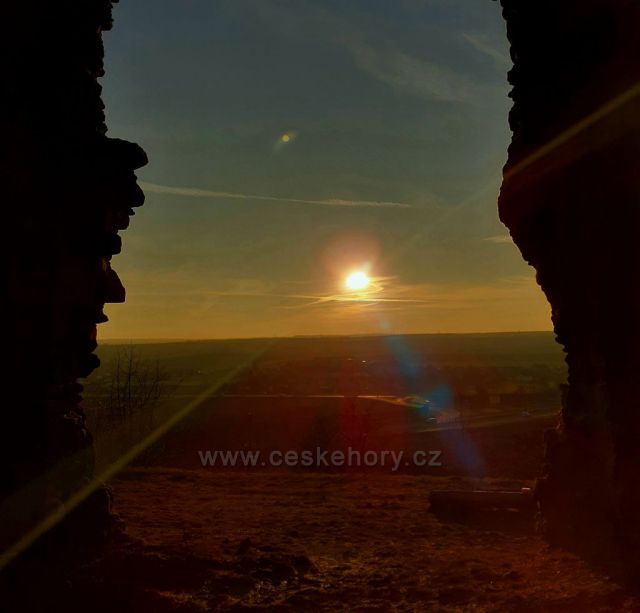 Zapad slunce na hoře poblíž českého brodu.