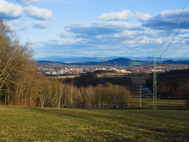 Výhled ze Studánky na Varnsdorf, v pozadí hřebeny Jizerských hor.