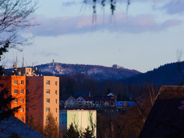 Výhled z Varnsdorfu, přes park před ZŠ Střelecká na vrchol hory Hvozd (Hochwald).
