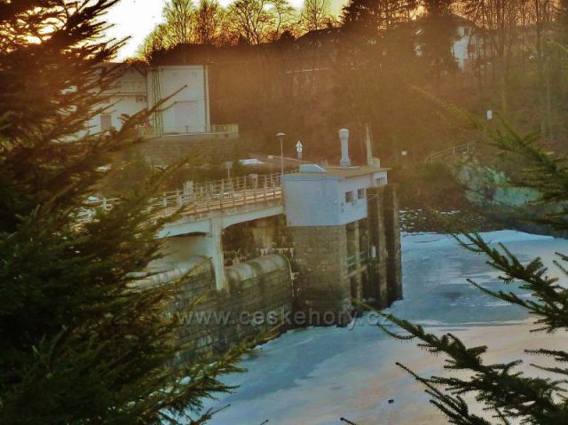 Nekoř - hráz Pastvinské přehrady