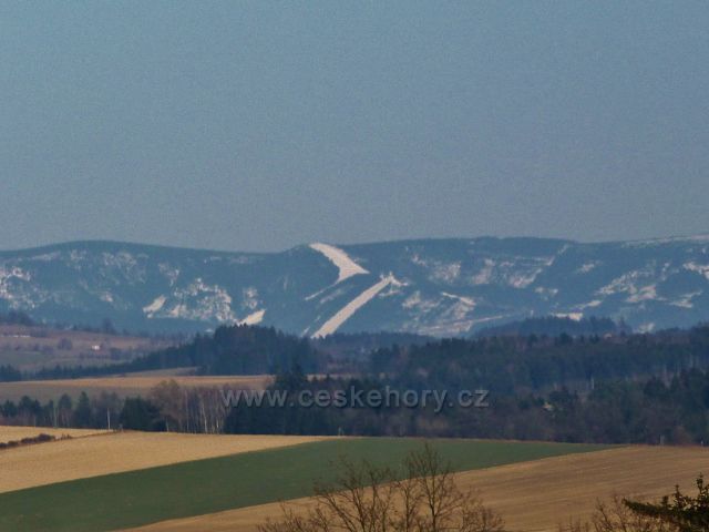 Písečná - pohled z hřebenu Hůry na Slamník v masivu Králického Sněžníku