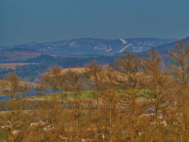 Písečná - pohled z úbočí Hůry na Slamník v masivu Králického Sněžníku