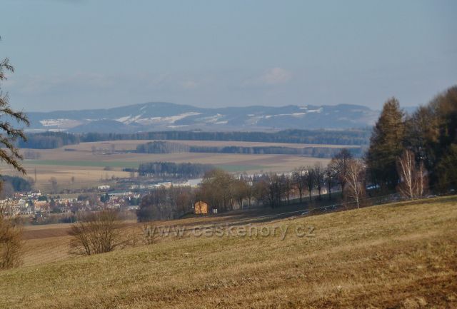 Písečná - pohled z úbočí Hůry k Bukové hoře, v popředí část Letohradu