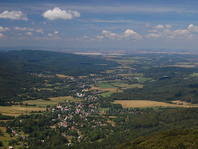 Výhled z Paličníku na Bílý Potok a Hejnice, v pozadí Polský důl Turów. Foceno 14.7.2007.