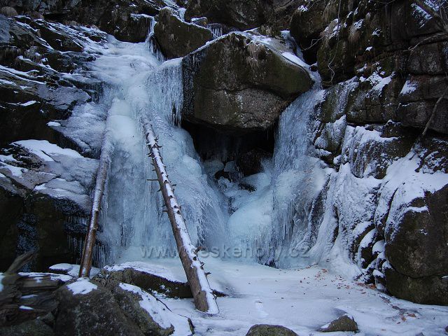 Zamrzlý vodopád Černého potoka. Foceno 29.12.2007.