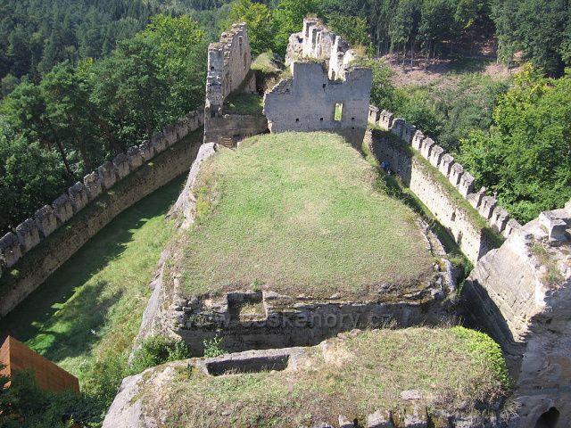Zřícenina hradu Helfenburk - pohled z věže.