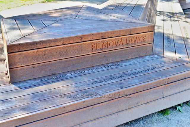 Staré Splavy-filmová lavice s filmy a seriály od Máchova jezera