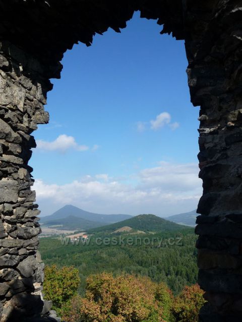 Průhled oknem hradu Košťálov