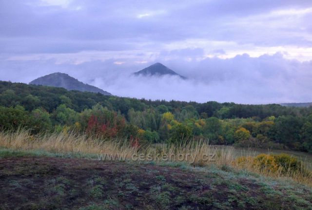 V závoji z mlhy - výhled z Holého vrchu - Sutom