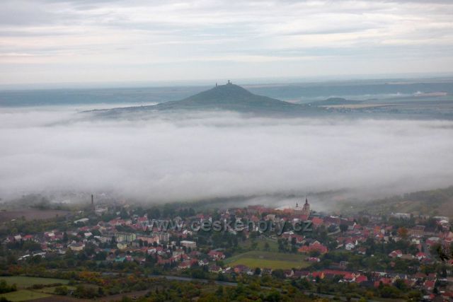 Házmburk v ranní mlze - výhled z Košťálova