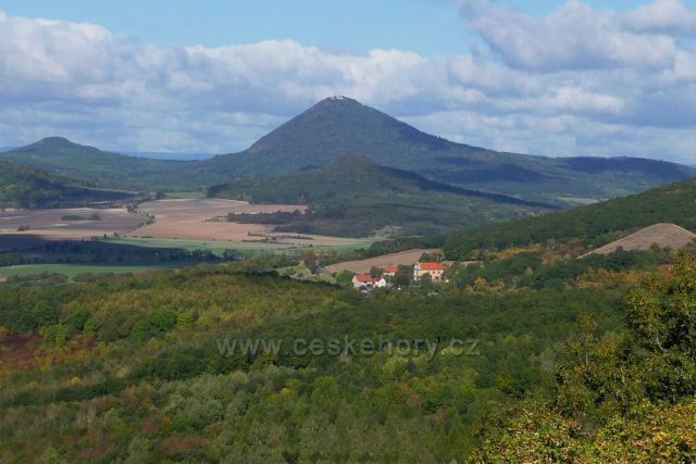Sutom a Holý vrch - výhled z Košťálova