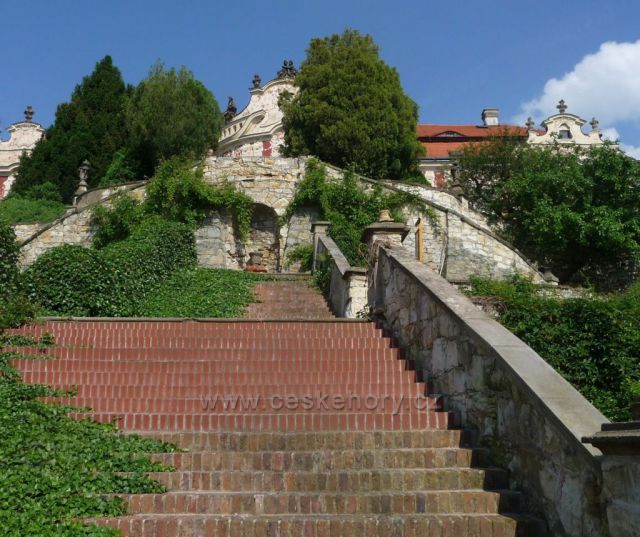 Romantické schody na zámku Stekník