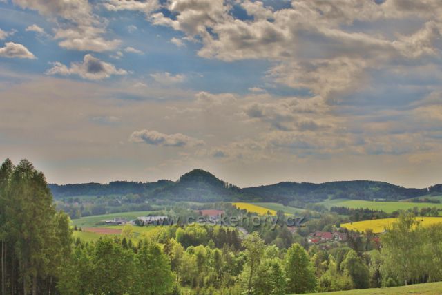 Písečná - pohled od vodárny na úpatí Hůry k Žampachu