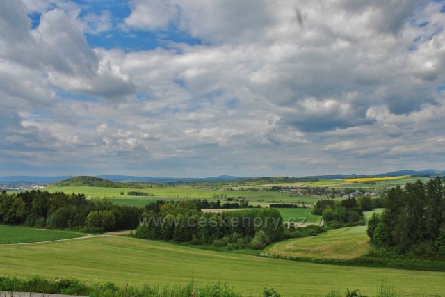 Písečná - pohled z úbočí vrchu Hůra na Lukavici