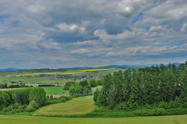 Písečná pohled z úbočí vrchu Hůra na Lukavici