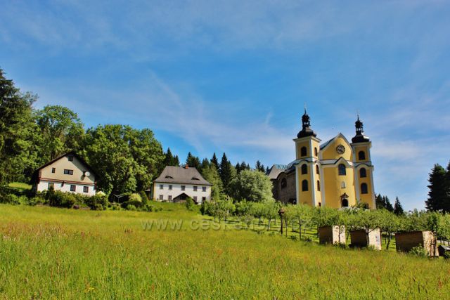 Neratov - kostel Nanebevzetí Panny Marie s farou