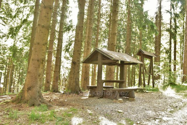 Neratov - turistický přístřešek u cesty po modré TZ na Vysoký kořen