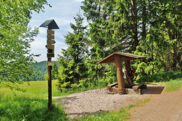 Turistický rozcestník a přístřešek na Vysokém kořenu